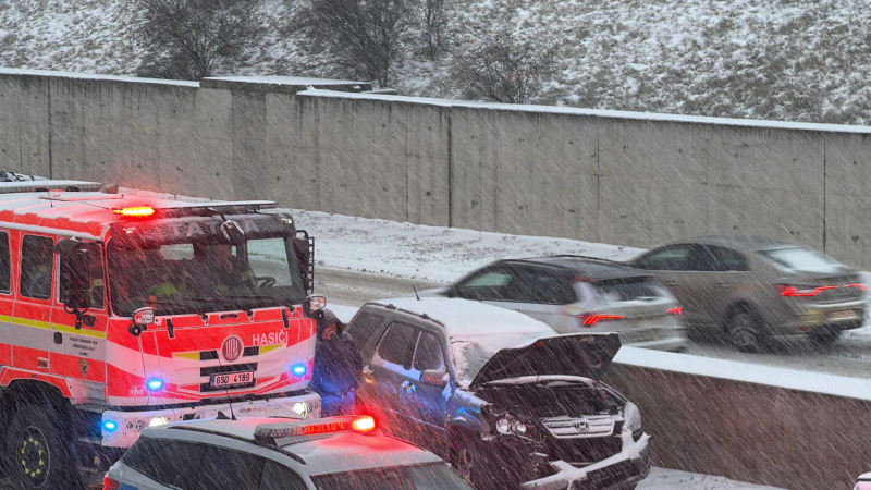 ON-LINE: Obří sněhová kalamita v Česku. Klíčové tahy stojí, situace se ještě zhorší