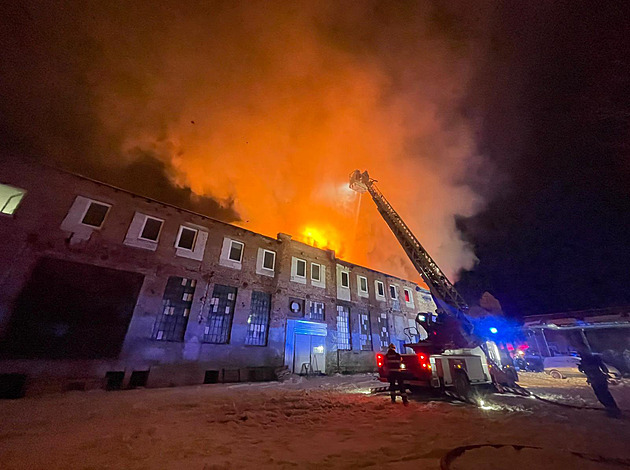Zásah hasičů u hořící budovy v Trutnově komplikoval mráz. Uzavřeli hlavní silnici