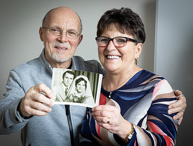 Sestry chtěly společnou svatbu, teď slaví 50 let po boku stejných mužů