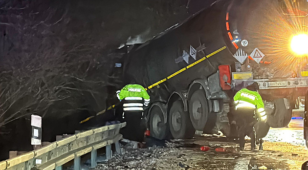Dva lidé zemřeli na Nymbursku po čelním střetu s cisternou. Ujížděli policistům