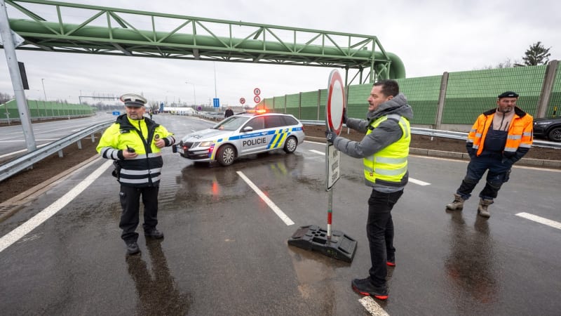 Srážka pěti aut na Karlovarsku: Zranění byli převezeni do nemocnice, provoz omezen