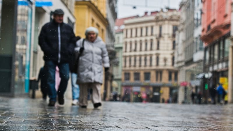 Ledovka komplikuje dopravu: Kloužou silnice i chodníky. Připravte se na uvíznutí, doporučují ČD