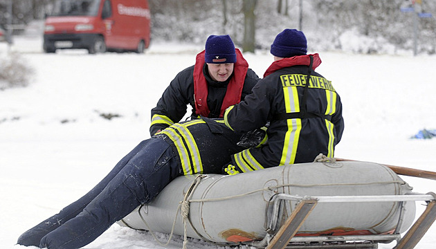 Influencer se natáčel, jak skočí do do díry v ledu a vyplave z jiné. Už se nevynořil