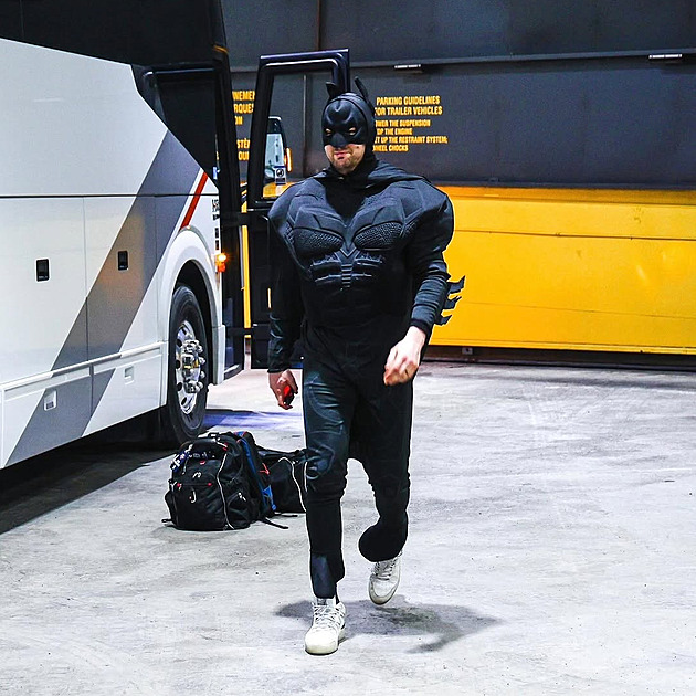 Batman z Detroitu. Hráč NHL dorazil na zápas v kostýmu superhrdiny