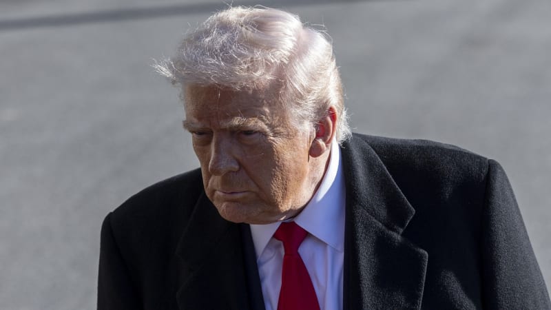 Ochránce pedofilů, urážel dělník Trumpa. Prezident mu ukázal prostředníček, zachytilo video