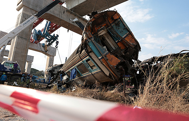 V Thajsku se zřítil jeřáb, totálně rozdrtil projíždějící vlak. Mrtvých jsou desítky