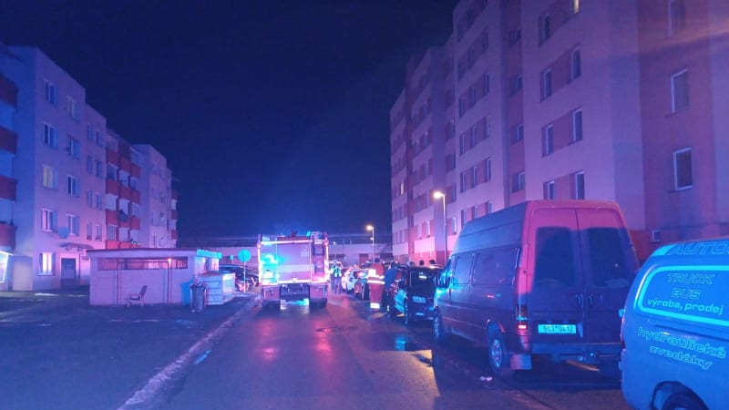 Požár bytu v Českých Budějovicích: Čtyři lidé se zranili, jeden muž zemřel 