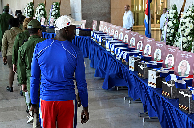 Zmasakrovaná Madurova ochranka se vrátila v urnách. Kuba vzdávala hold