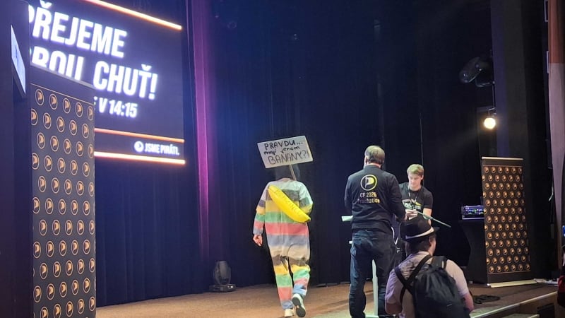 Rušno u Pirátů: Vulgární muž v masce gorily narušil sjezd, zasahovat musela policie