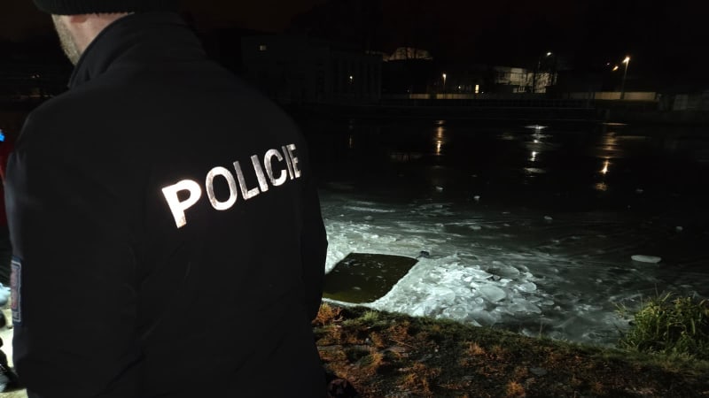 Dramatická záchrana tonoucích dívek ve Vltavě: Policisté málem utopili dvě auta