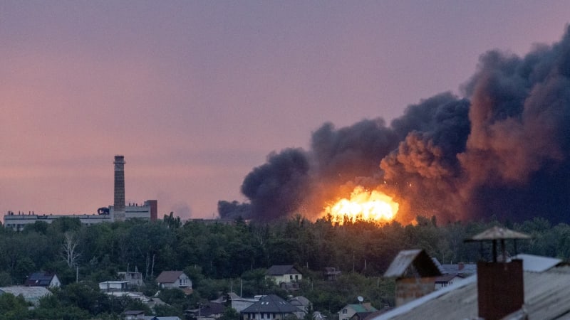 Rozsáhlý ruský úder na Ukrajinu: Při útoku zemřeli dva lidé, zraněno je i sedmileté dítě