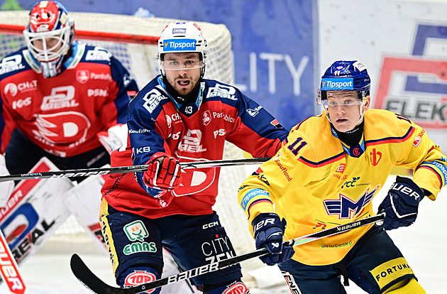 ONLINE: Sparta prohrává s Vary, Pardubice vedou. Ve Vítkovicích zkolaboval fanoušek