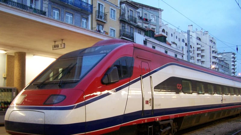 Srážka vlaků ve Španělsku: Dva lidé zemřeli, další utrpěli zranění. Zasahují záchranáři