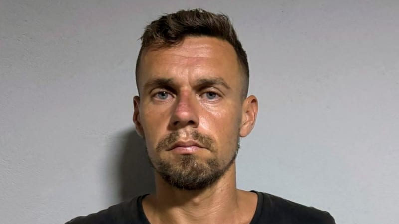 Speciál s Darmovzalem přistál v Praze. Na letišti ho přivítali Babiš s Macinkou