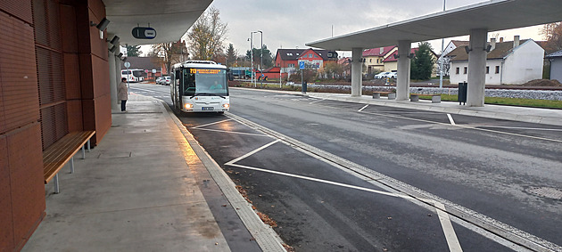 Autobusy minou školu i náměstí. Terminálu duchů to prospěje, cestujícím uškodí