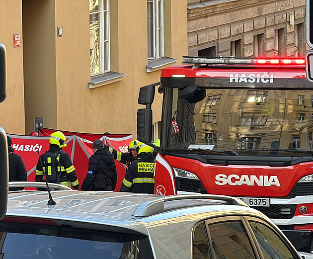 Při požáru sklepa na Žižkově zemřel člověk, dalšího odvezli ve vážném stavu