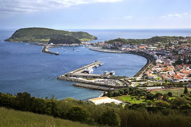 Portugalsko povolilo USA využívání základny na Azorech. Mělo však podmínky