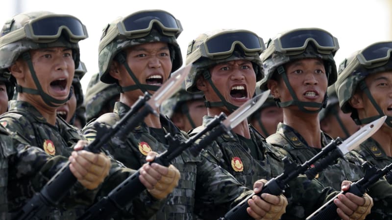 Čínský kolos zbrojí stejně jako celá Asie dohromady. Zbraně testuje v boji, cílem je Tchaj-wan