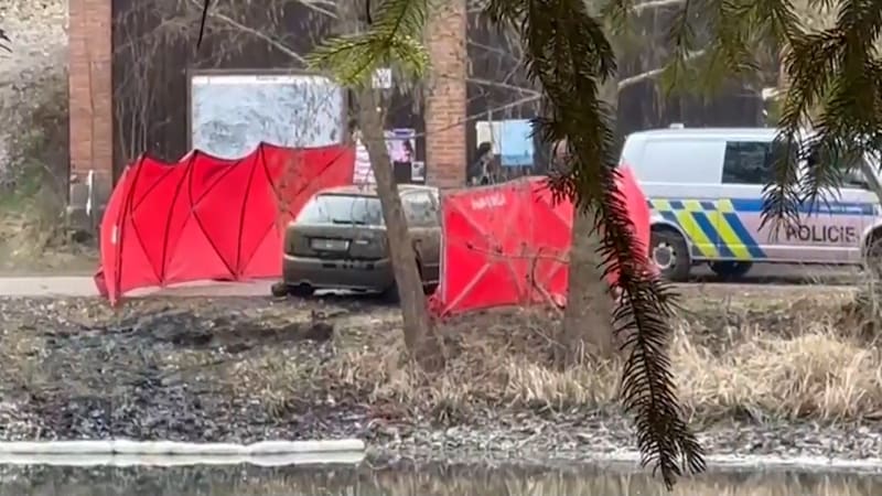 Záhada mrtvého muže v Drhlenském rybníku: Jak zemřel a proč si auta ve vodě nikdo nevšiml?