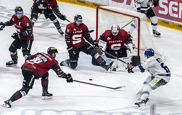 ONLINE: Na úvod předkola slaví Třinec, Vary i Kometa. Kladno srovnává na Spartě
