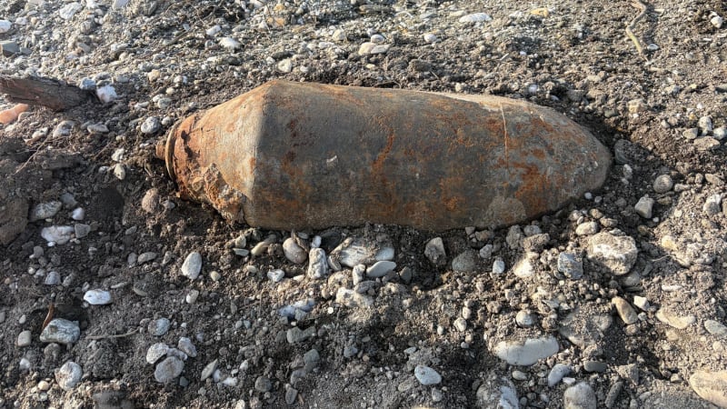 Nález letecké pumy na Opavsku: Zasahují pyrotechnici, policisté evakuovali základní školu 