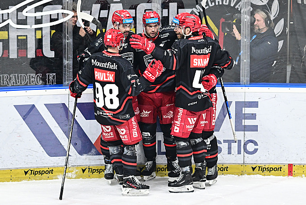 ONLINE: Hradec v prodloužení bude hrát o naději, Liberec získal proti Varům mečbol