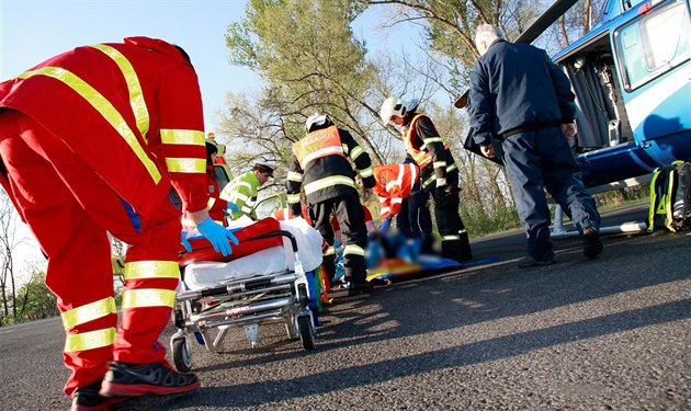 Srážka auta s autobusem na Olomoucku. Zranilo se pět lidí, zasahoval také vrtulník