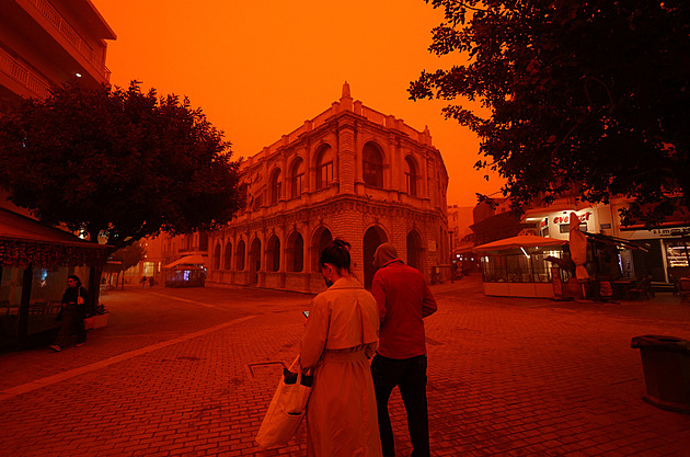OBRAZEM: Rudé nebe a všudypřítomný písek. Záběry z Kréty vypadají jako z Marsu