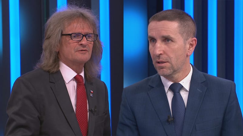 Blázni to podělali, řekl Ševčík o Trumpově válce. Haas připomněl „lidi v červených čepicích“