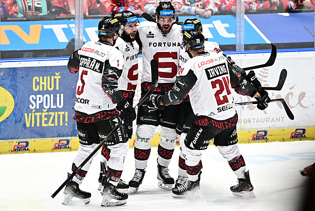 ONLINE: Pardubice srovnávají se Spartou. Třinec udolal Vary a je ve finále
