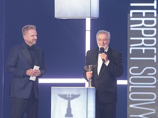 Udílí se Andělé, první sošku dostal Michal Prokop. Hudba spojuje, hlásal Bouček