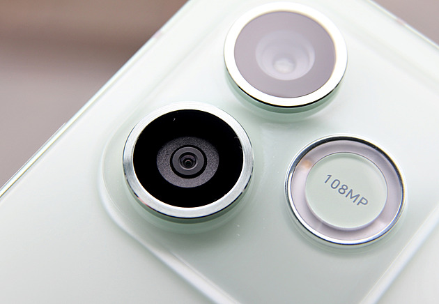 Nejlevnější z celé řady, přesto překvapí výbavou. S iPhonem má společné prvky