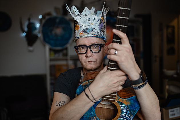 Hudebník König vydává nový klip. Mám tajnej plán na záchranu světa, zpívá v něm