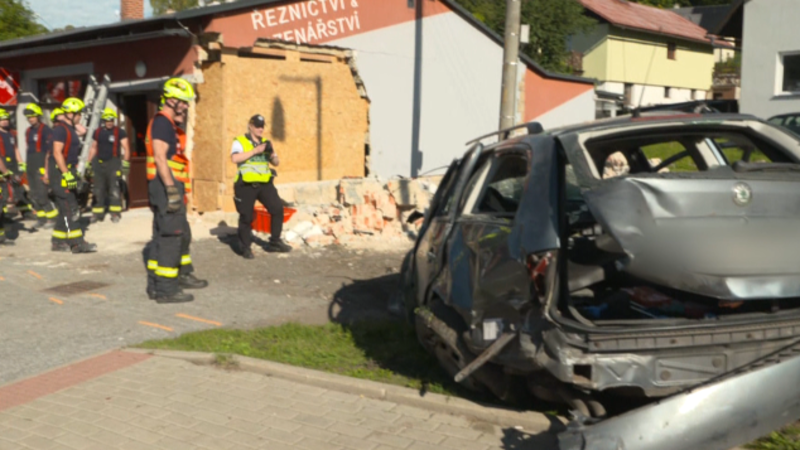 Na Semilsku vytlačil auto, skončilo v řeznictví. Obviněný řídil pod vlivem, usmrtil dva lidi 