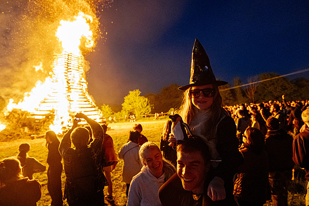 Pálení čarodějnic propukne už o víkendu. Kdo musí oheň nahlásit a co už se nesmí pálit?