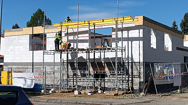 Bývalý politik přišel o stavební povolení, práce na bytovce však pokračují
