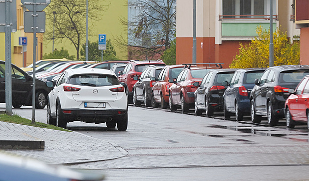 Parkovacímu domu na Máji ustoupí stovka stromů. Radní odpověděli na hlavní otázky