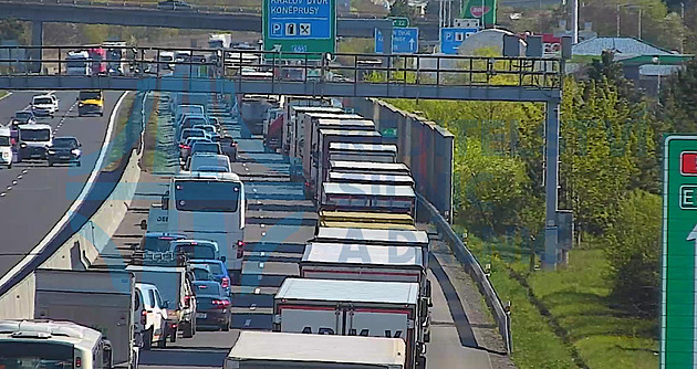 Na D5 u Králova Dvora se srazilo nákladní s osobním autem, jeden člověk zraněný