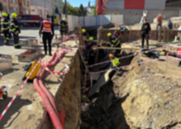 Hasiči hodiny zachraňovali z výkopu zavaleného dělníka. Je v kritickém stavu