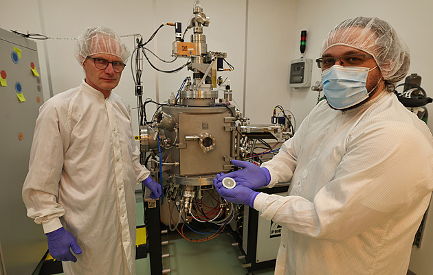 OBRAZEM: Vývoj hologramů na bankovky. Univerzita otevřela špičkovou laboratoř