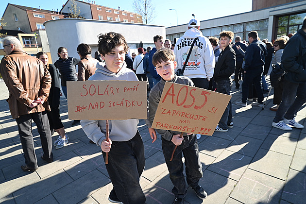 Dvě stě lidí ve Zlíně protestovalo proti fotovoltaice, podepisují také petici