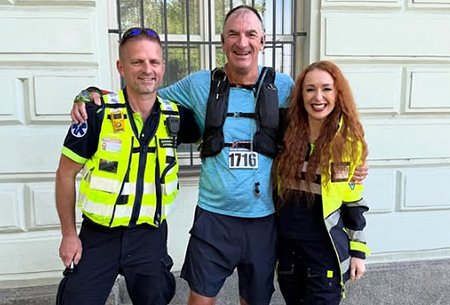 Loni při maratonu v Praze málem zemřel. Letos běžel znovu a navštívil své zachránce