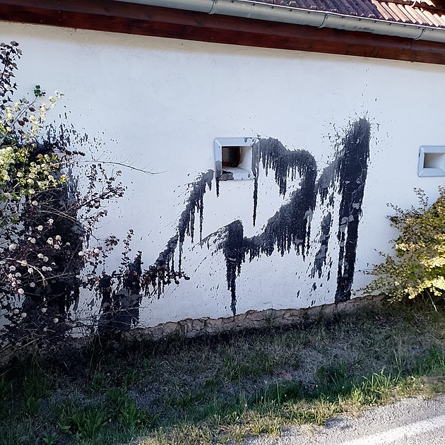 Vandal pocákal dům novinářky Witowské. Pokud má někdo problém, ať přijde, řekla