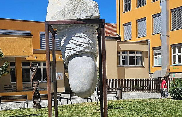 Připomíná pánské přirození, pobuřuje lidi nová socha u školy. Autor vysvětlil záměr