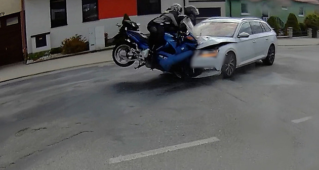 Jedna chyba změní všechno. Policie varuje motorkáře drsným videem