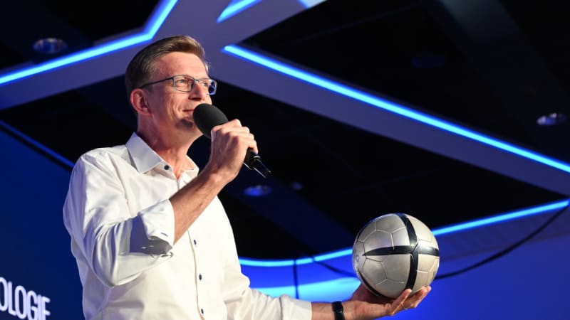 ODS a přijetí eura? Kupka si pomohl vtipem o fotbalu. Skopeček poslal ostrý vzkaz TOP 09
