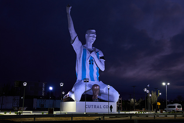 70tunový kolos má přilákat turisty.  V Argentině odhalili největšího Messiho