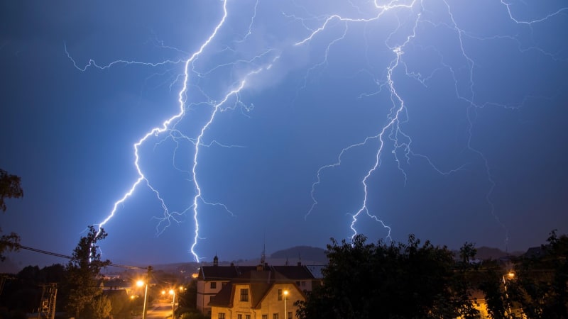 Úder blesku u Uherského Hradiště: Hlavní železniční trať mezi Přerovem a Břeclaví stojí
