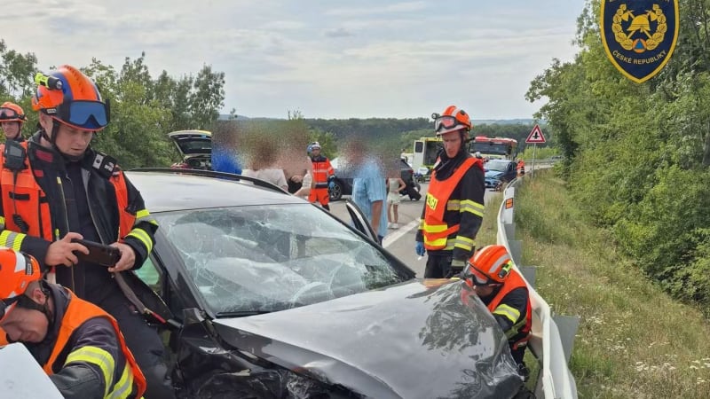 Vážná nehoda v Otrokovicích: Zranilo se šest lidí, dva z nich zůstali v autě zaklíněni