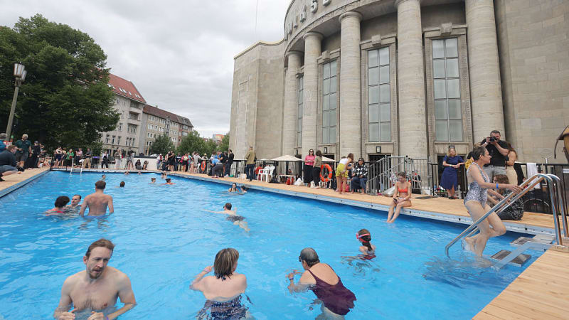 Vstup jen pro černochy, vyhlásilo berlínské koupaliště. Nyní čelí vlně ostrých výhrůžek